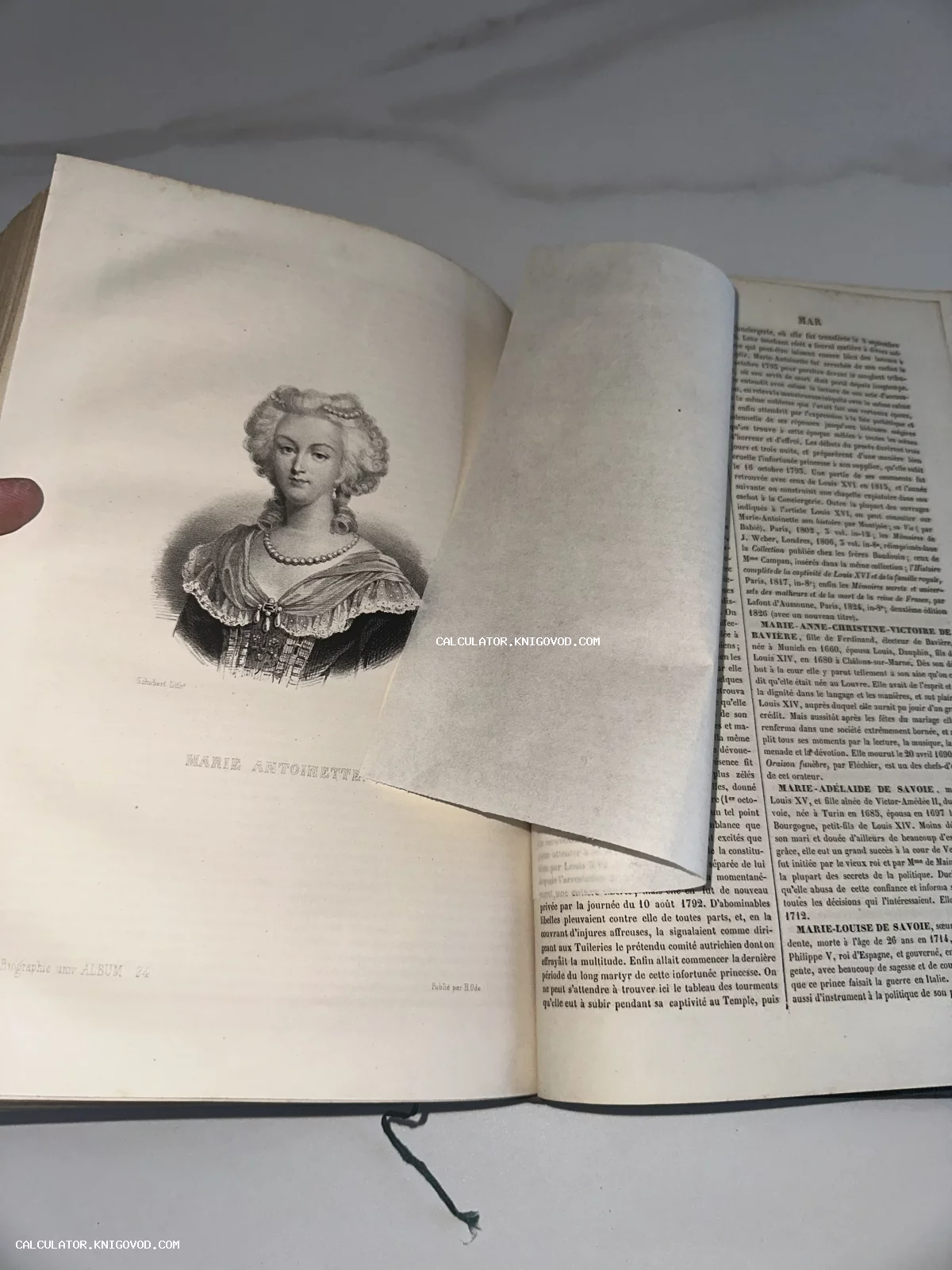 Разворот старинной книги с литографированным портретом королевы Марии-Антуанетты и защитной папиросной бумагой.