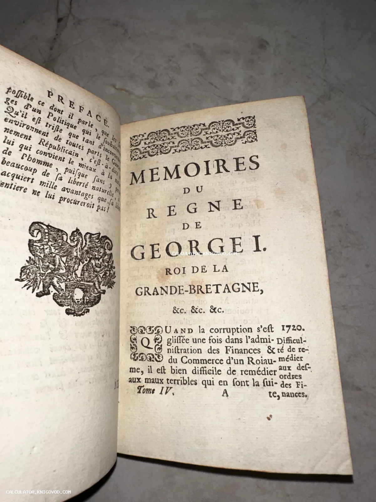 Разворот антикварной книги на французском языке с заголовком Memoires du Regne de George I и гравированной виньеткой.
