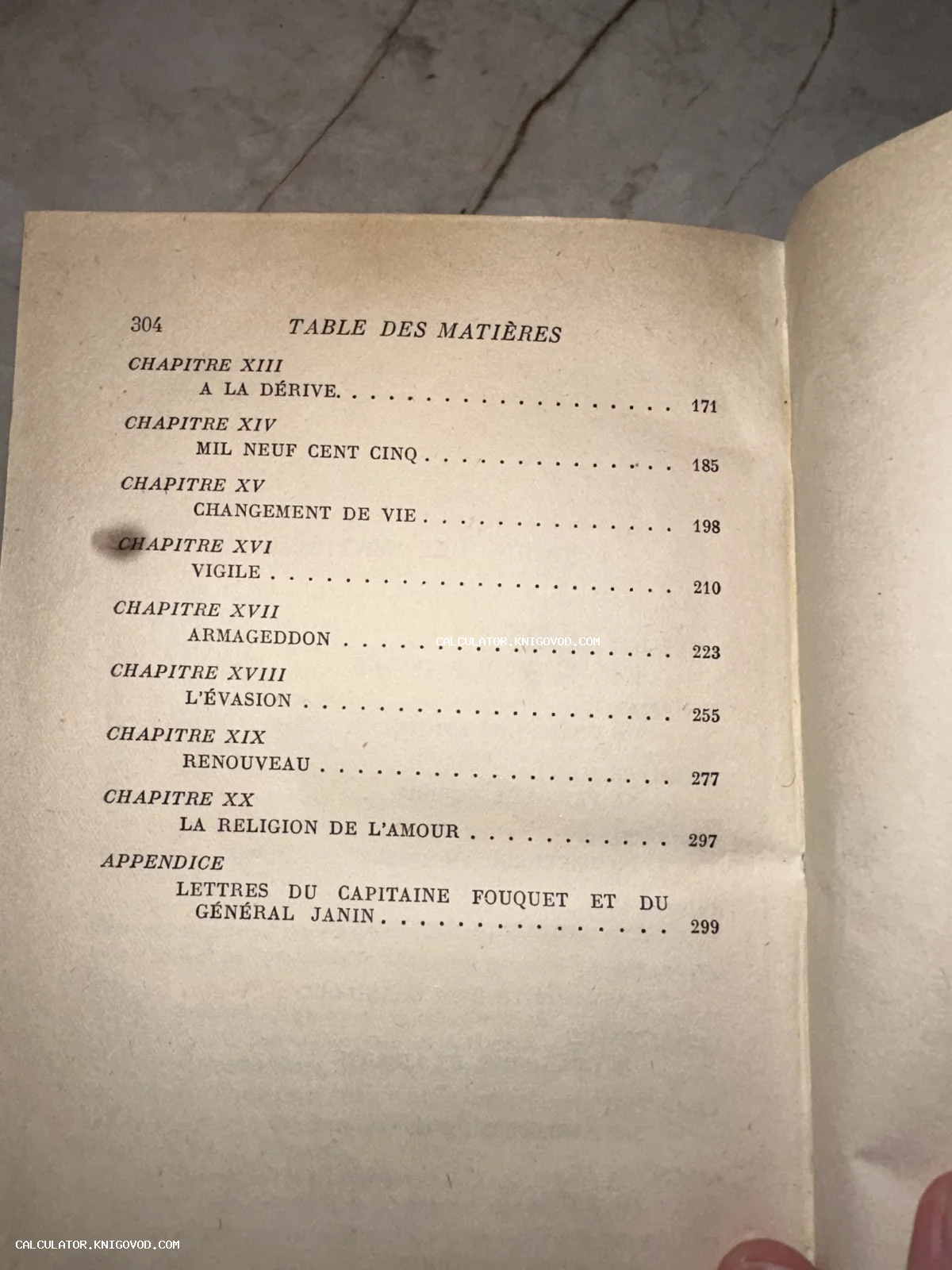 Фотография страницы оглавления антикварной книги на французском языке с главами и номерами страниц.