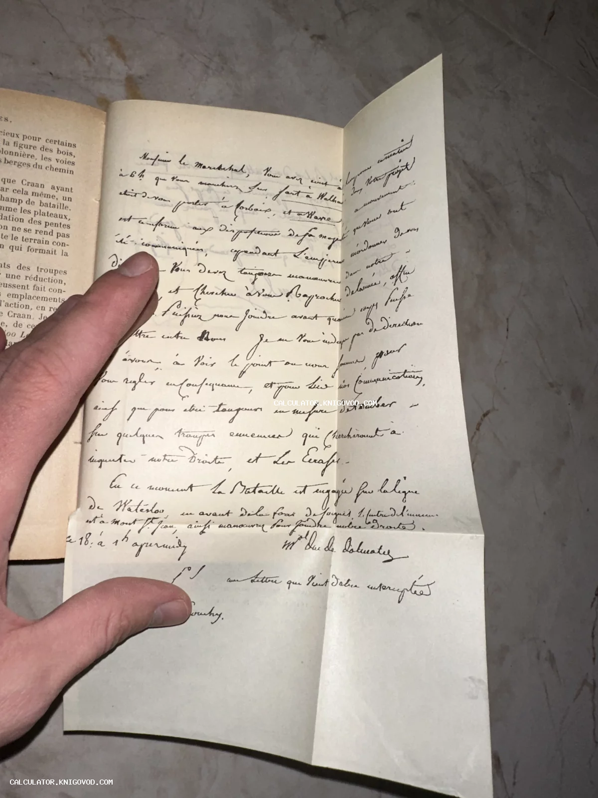 Старинное рукописное письмо на французском языке, вложенное в раскрытую книгу, с упоминанием битвы при Ватерлоо и подписью герцога Далматского.