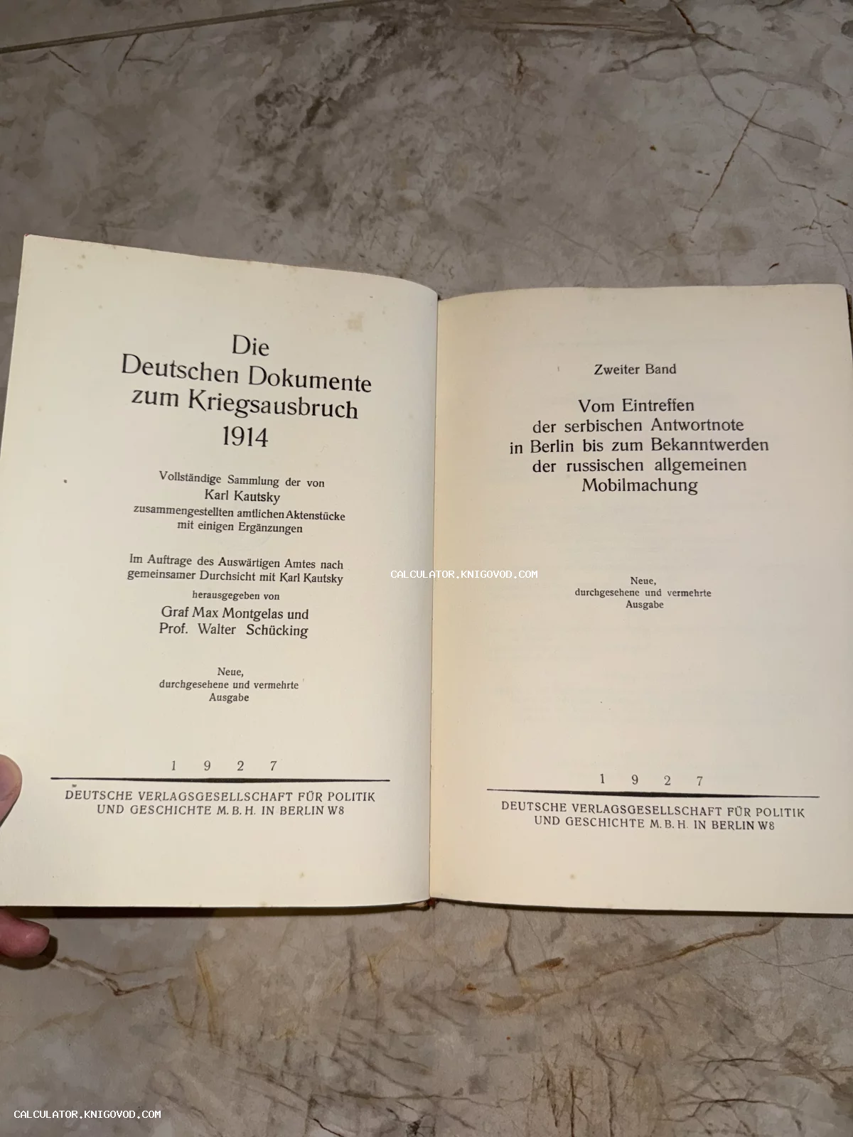 Разворот титульных листов антикварной книги на немецком языке Die Deutschen Dokumente zum Kriegsausbruch 1914, издание 1927 года.