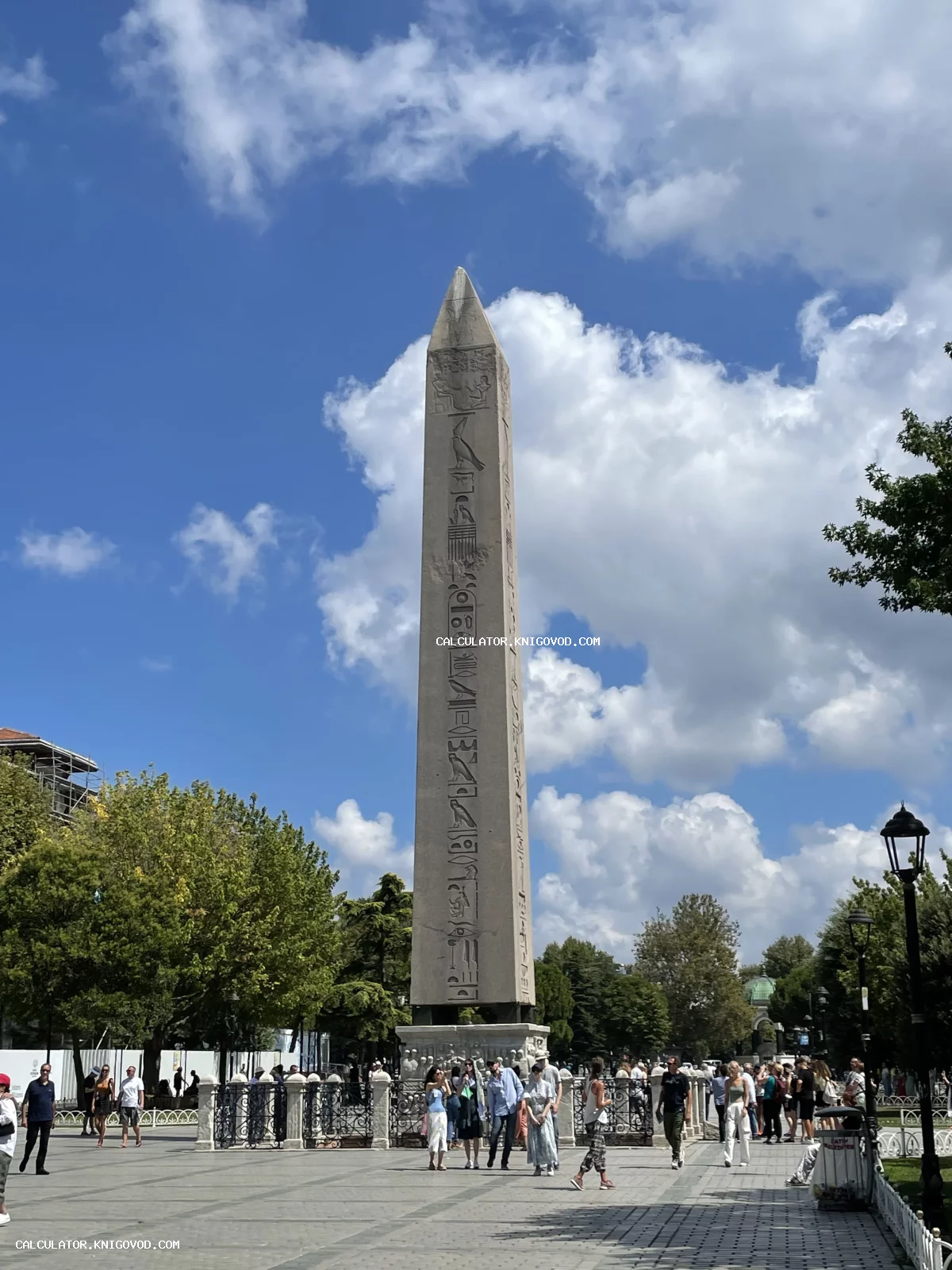 Древнеегипетский обелиск из розового гранита с четко высеченными иероглифами на площади Султанахмет в Стамбуле.