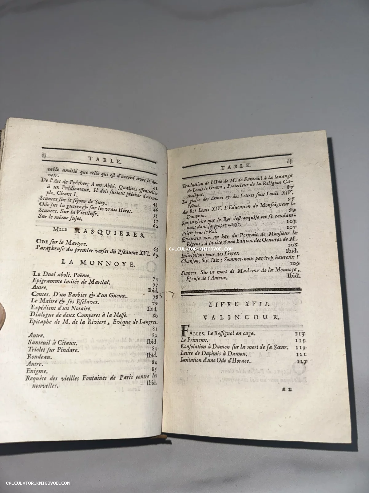 Разворот открытой антикварной книги на французском языке со страницей оглавления и текстом.