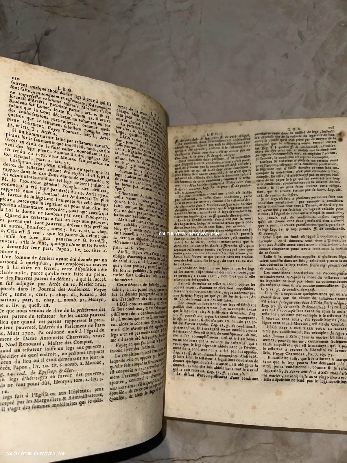 Разворот старинной книги XVIII века на французском языке с пожелтевшими страницами и классическим типографским шрифтом.