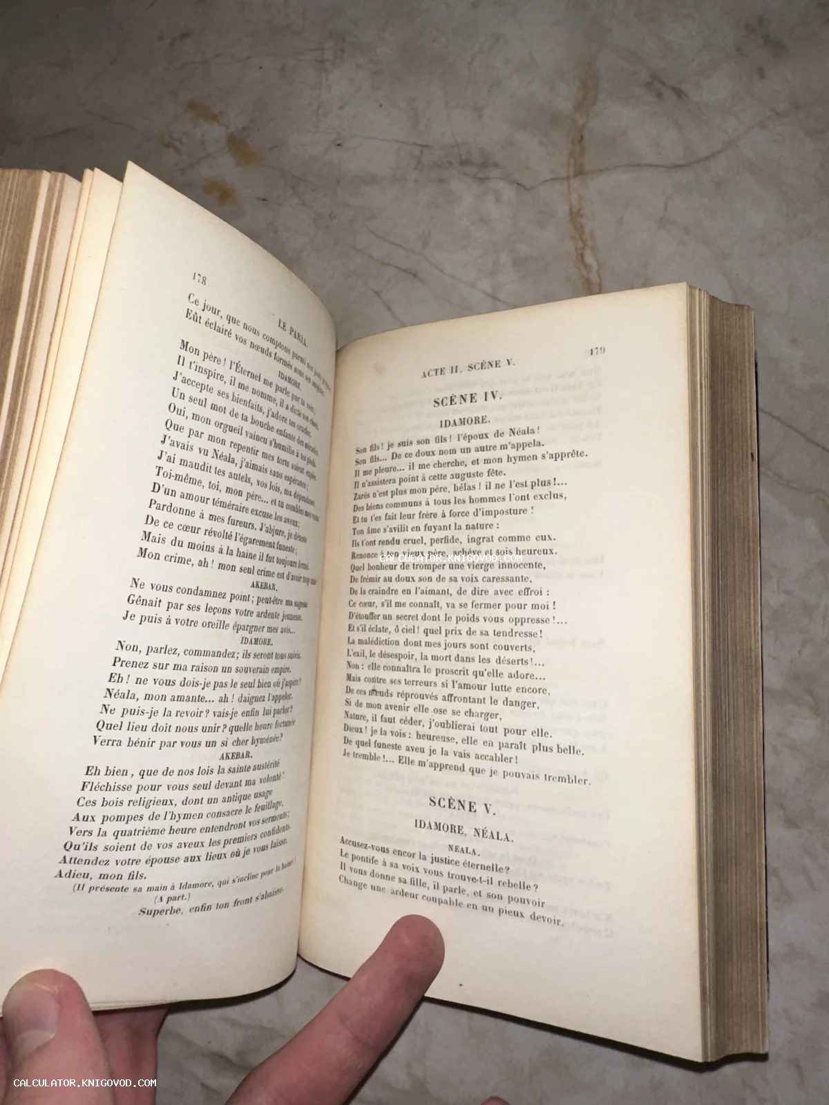 Разворот старинной французской книги с текстом пьесы Le Paria, пожелтевшие страницы, классический шрифт XIX века.