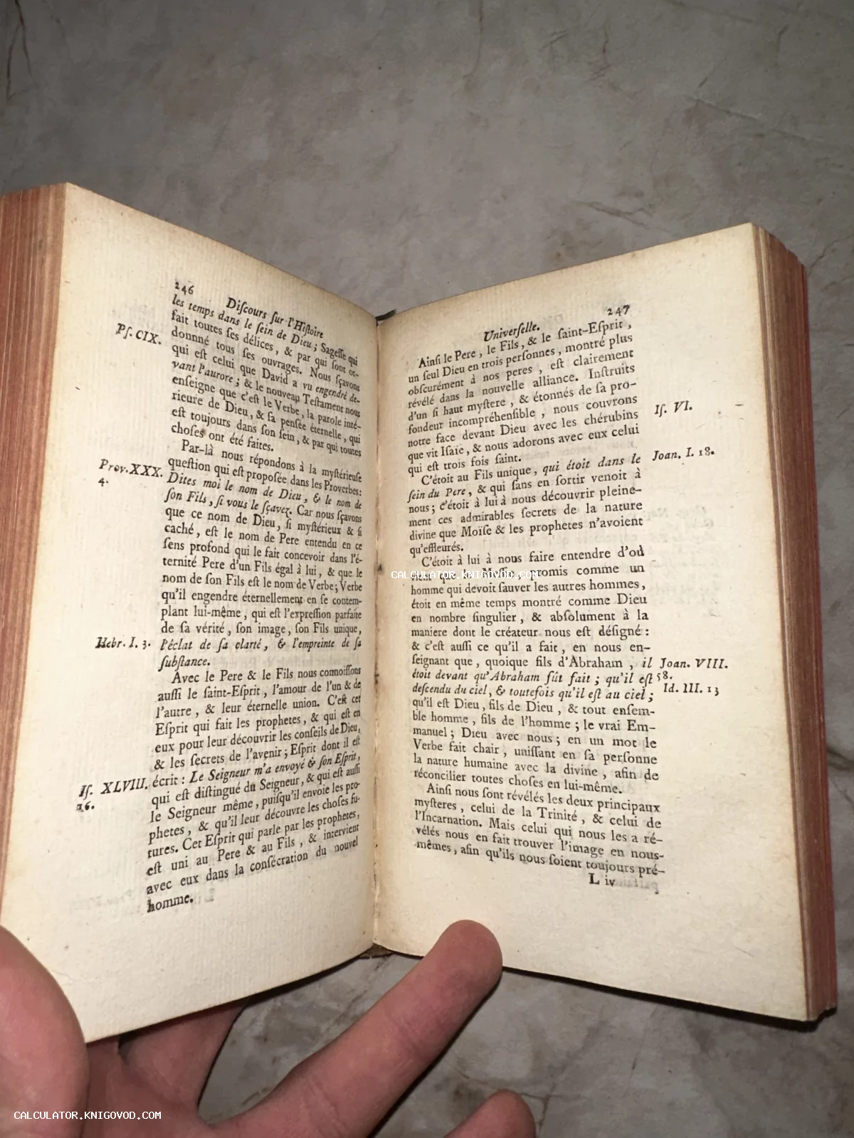 Разворот старинной книги с текстом на французском языке, напечатанным антиквой с использованием длинной 's'.