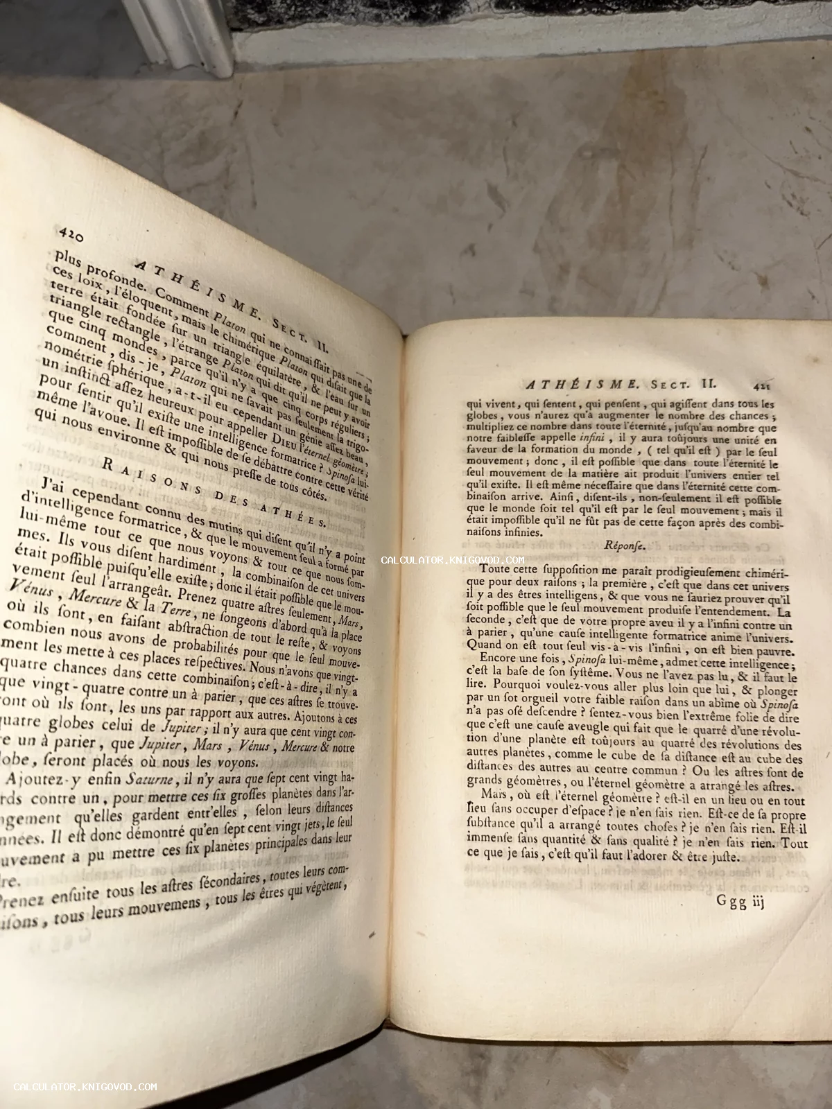 Разворот старинной книги на французском языке с текстом об атеизме и именами философов Платона и Спинозы.