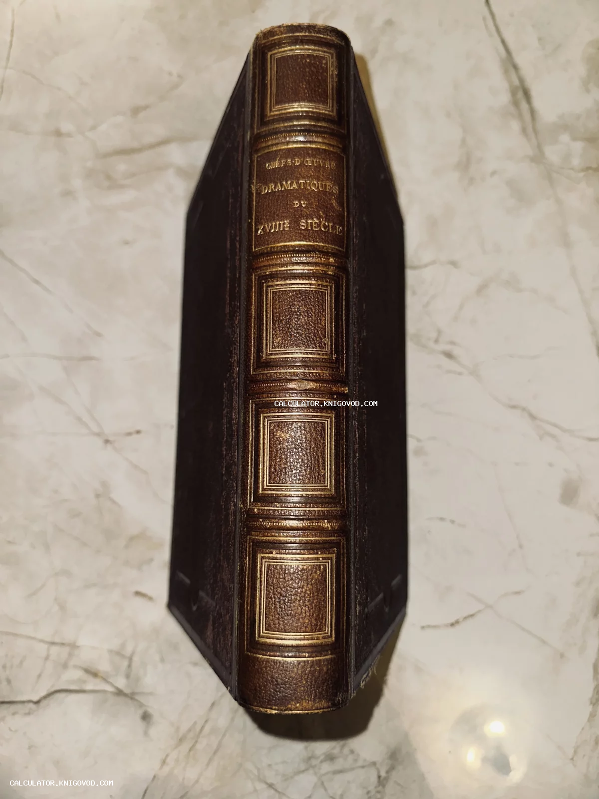 Корешок старинной книги с золотым тиснением Chefs-d'œuvre dramatiques du XVIIIe siècle на кожаном переплете