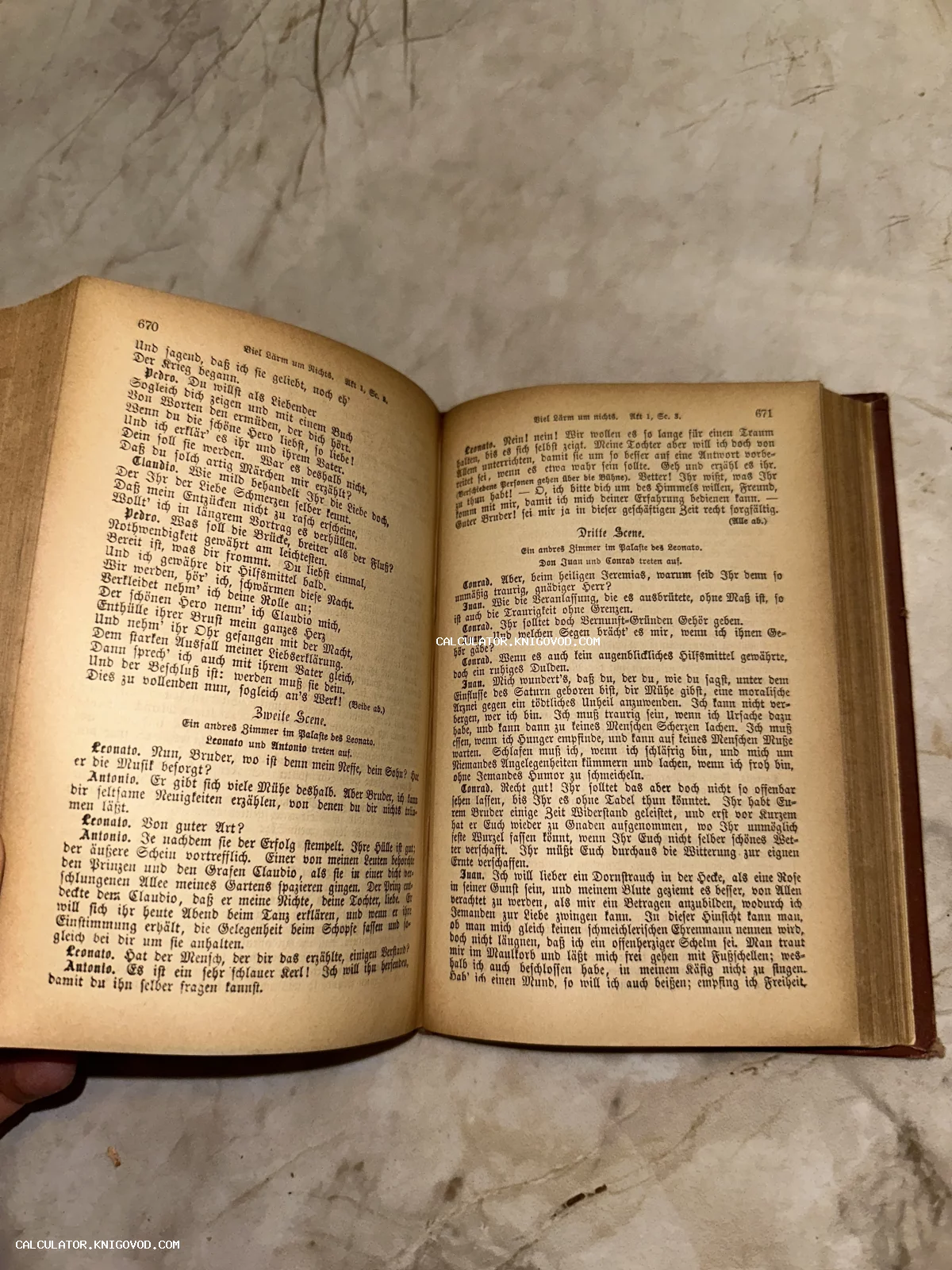 Разворот антикварной книги с текстом на немецком языке, напечатанным готическим шрифтом фрактурой.