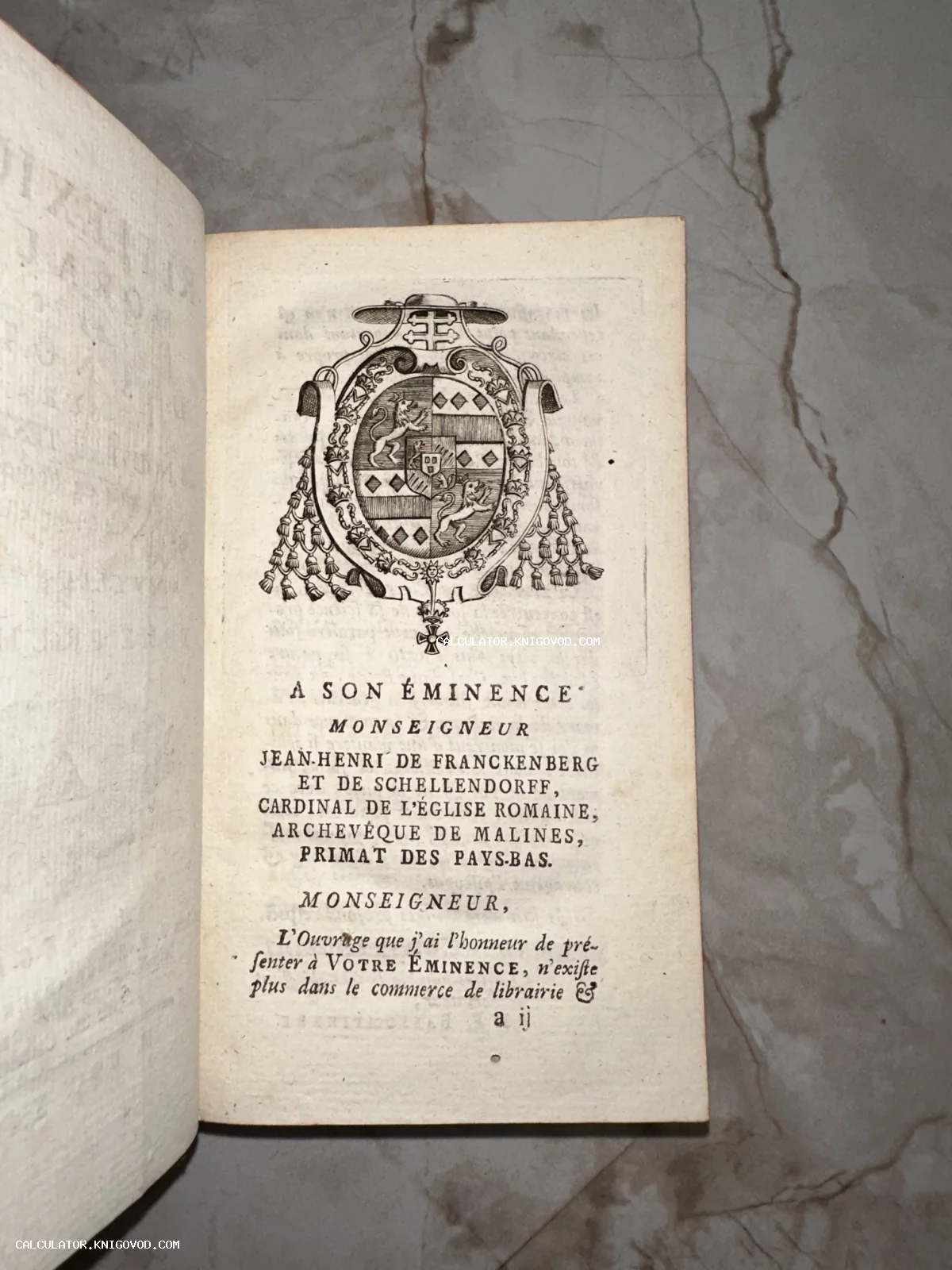 Старинная книжная страница с гравированным гербом и французским текстом посвящения кардиналу Жану-Анри де Франкенбергу.