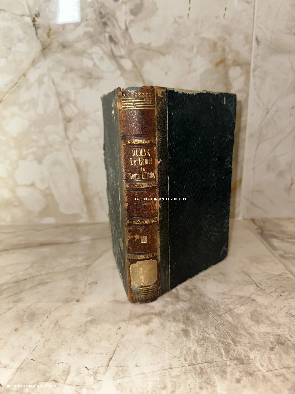 Старинная книга Александра Дюма Le Comte de Monte-Cristo в кожаном переплете с золотым тиснением на корешке.
