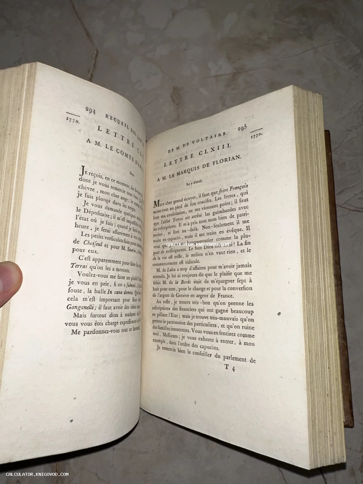 Разворот антикварной книги на французском языке с текстом писем Вольтера, напечатанный в 1770 году.