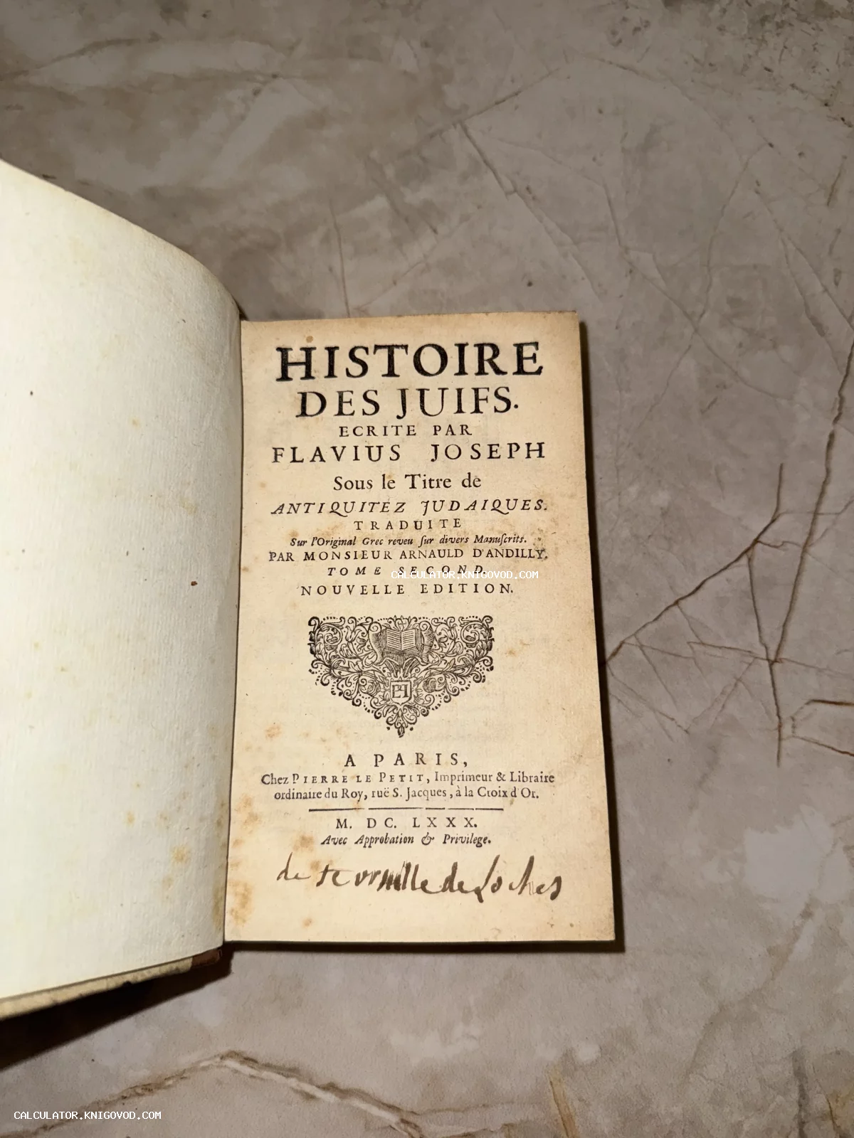 Титульный лист антикварной книги 1680 года на французском языке «История иудеев» Иосифа Флавия, изданной в Париже.