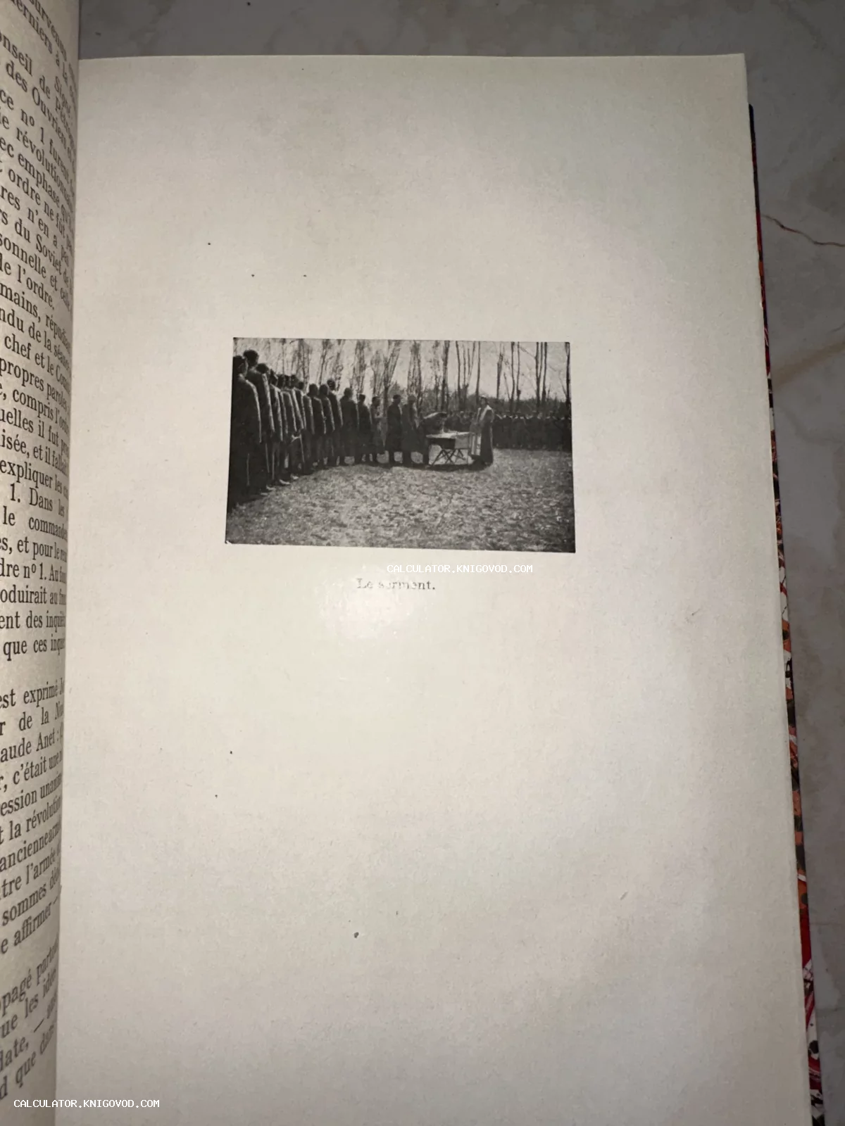 Черно-белая фотография в старинной книге, изображающая строй солдат перед священником во время принятия присяги.