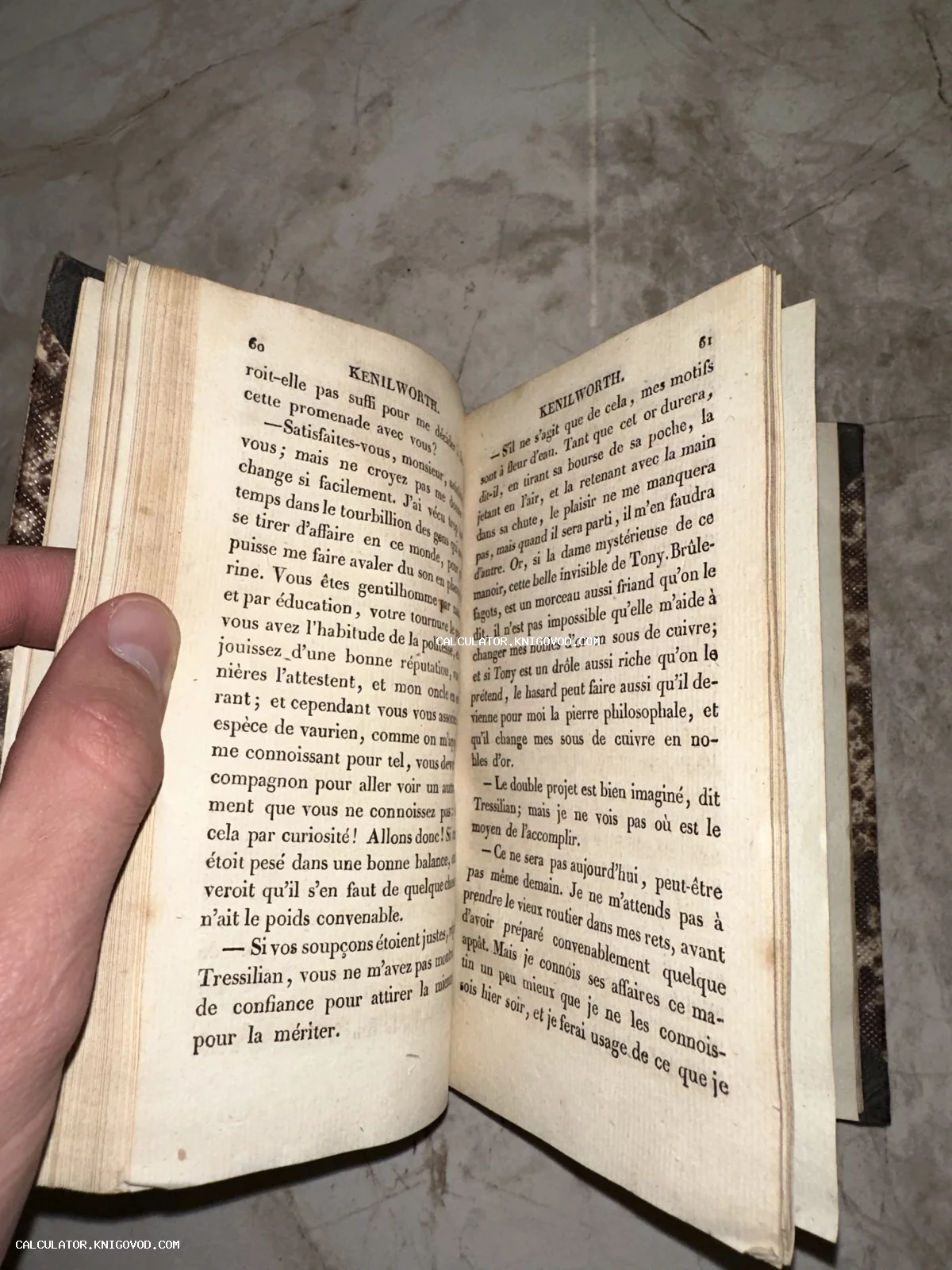 Разворот старинной книги с текстом на французском языке, страницы 60 и 61 романа Kenilworth.