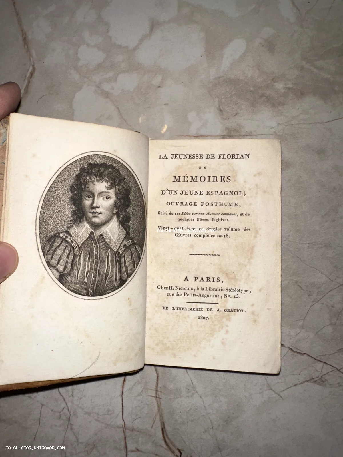 Разворот старинной французской книги с гравированным портретом юноши и титульным листом издания 1807 года.