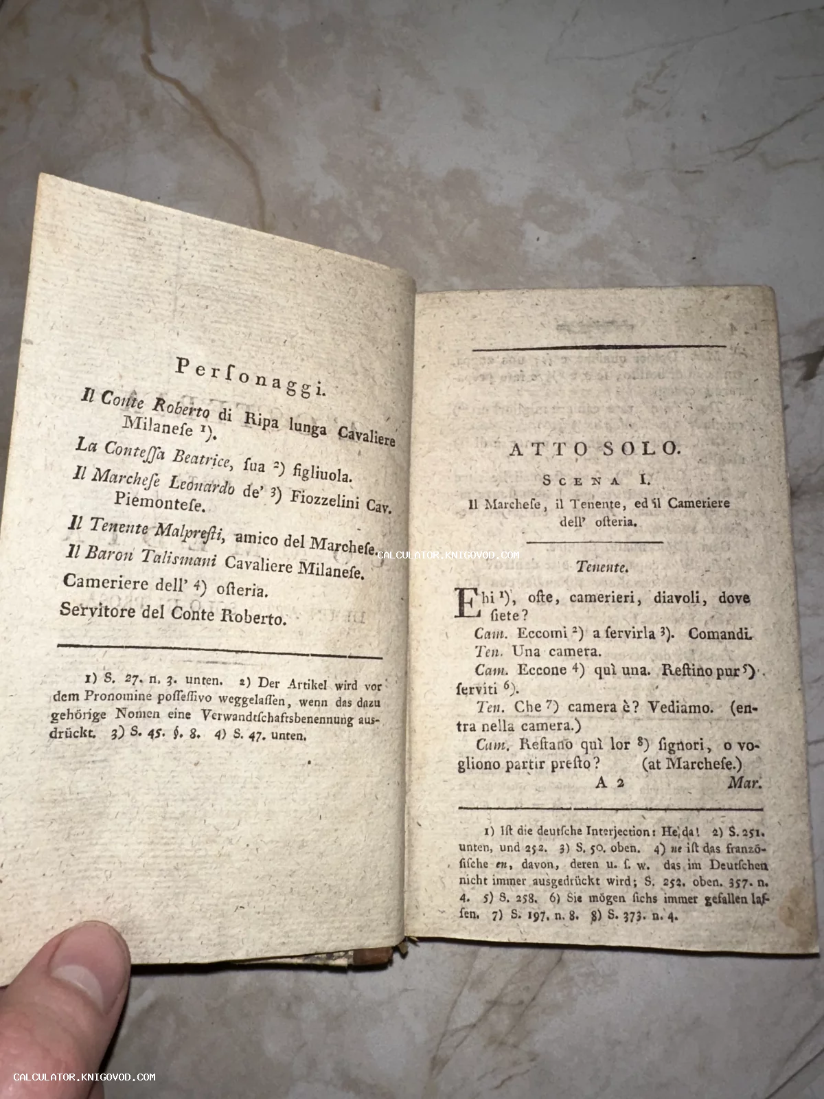 Разворот старинной книги со списком действующих лиц и началом первого акта на итальянском языке с немецкими комментариями.