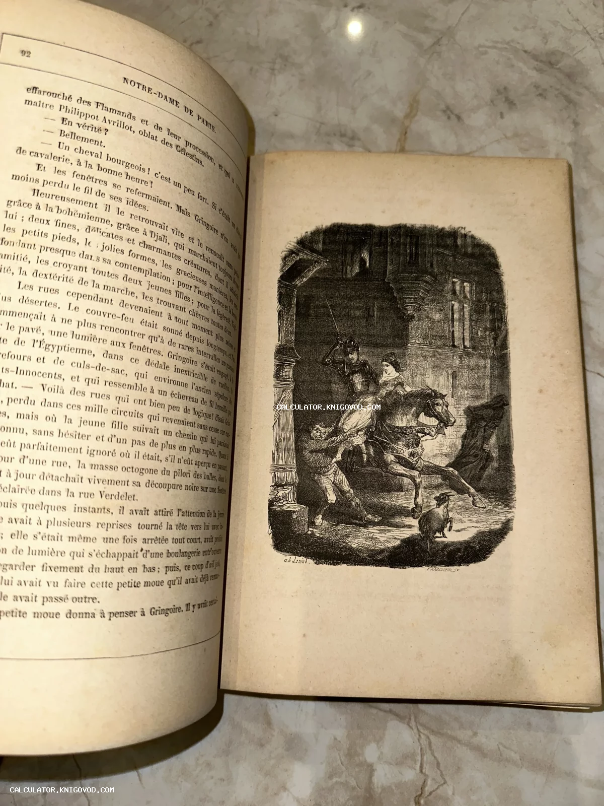 Разворот старинной книги на французском языке с детальной гравюрой, изображающей всадника и женщину в ночном средневековом городе.