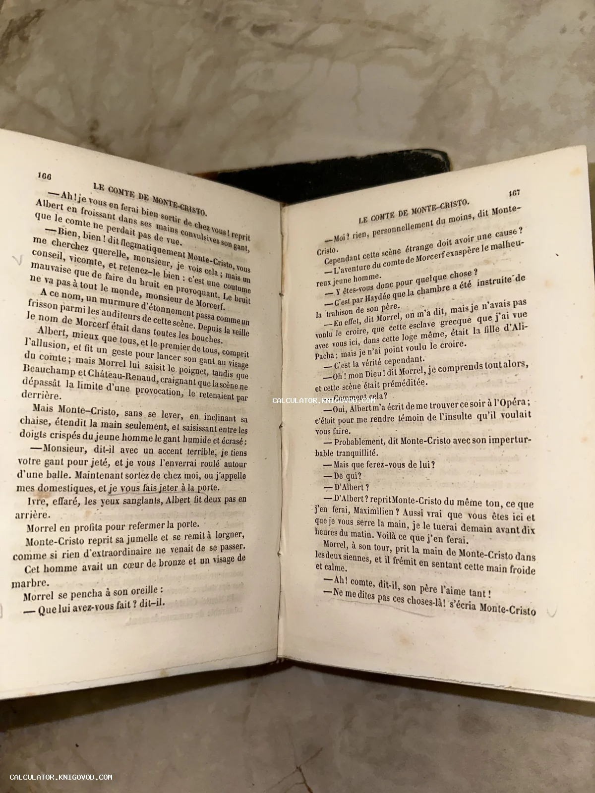 Разворот старинной книги Александра Дюма «Граф Монте-Кристо» на французском языке, страницы 166 и 167 с пожелтевшей бумагой.