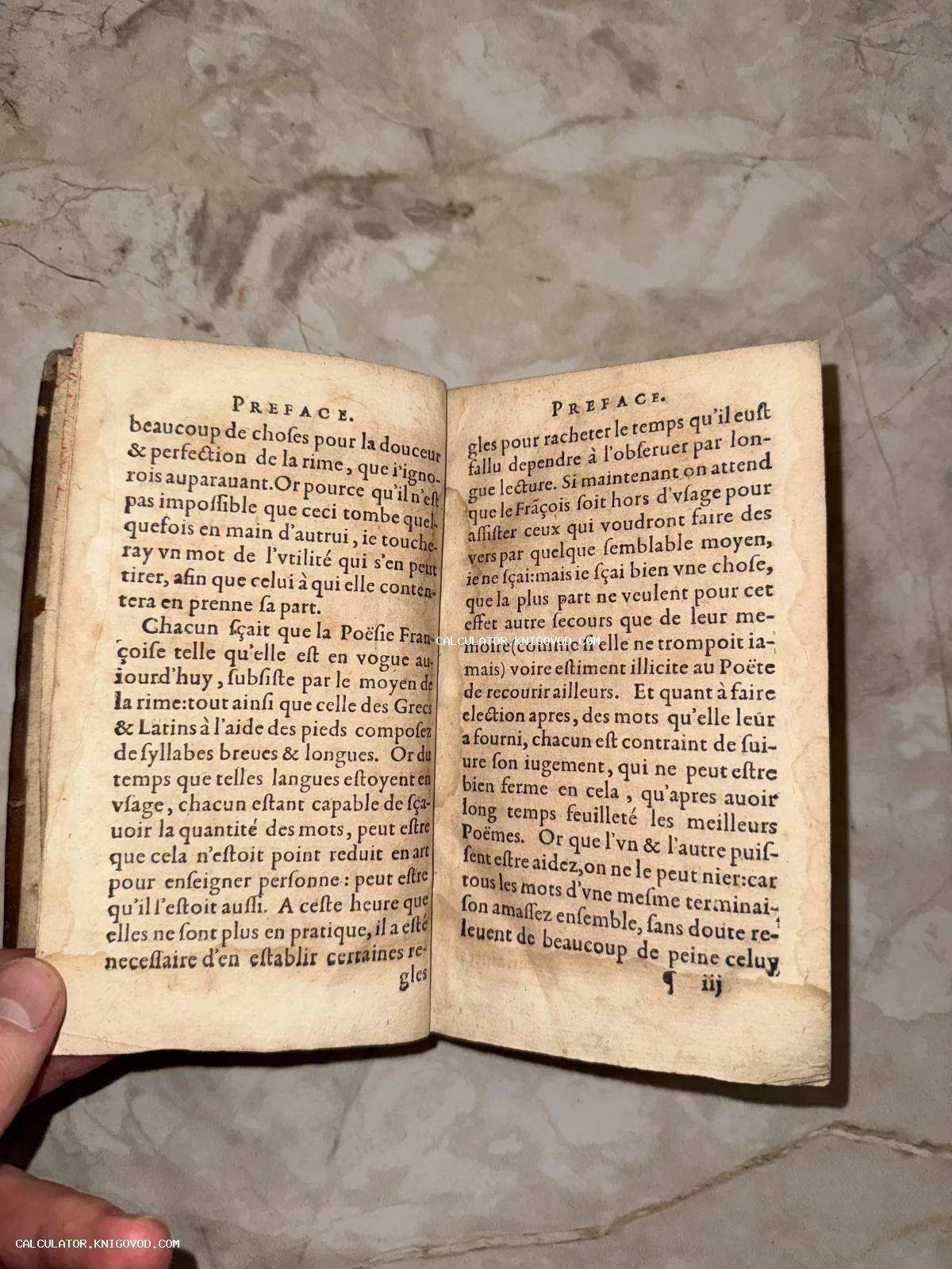 Разворот старинной книги с текстом на французском языке и заголовком Preface на пожелтевшей бумаге.