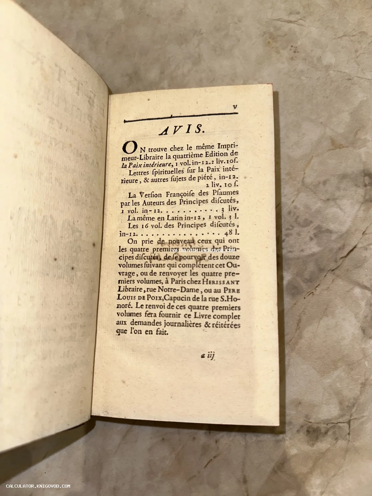 Разворот антикварной книги на французском языке с типографским текстом на вержированной бумаге.