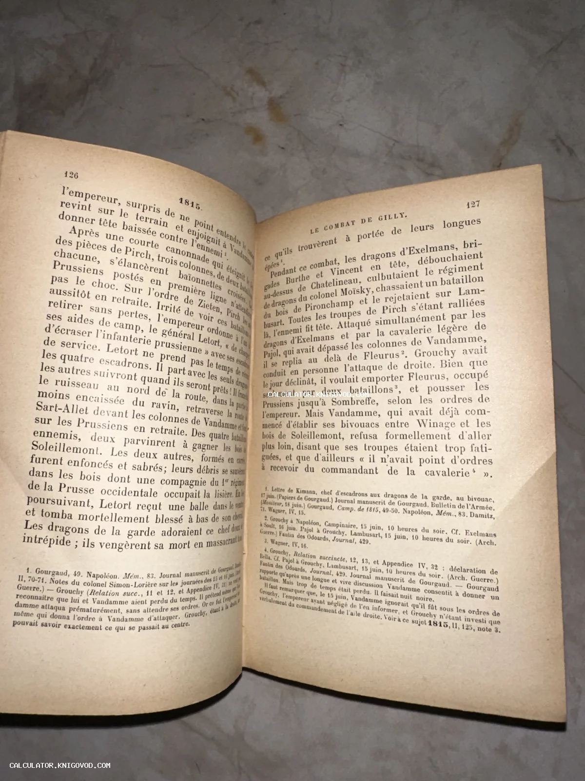 Разворот старинной книги на французском языке с описанием битвы при Жийи и упоминанием Наполеона.