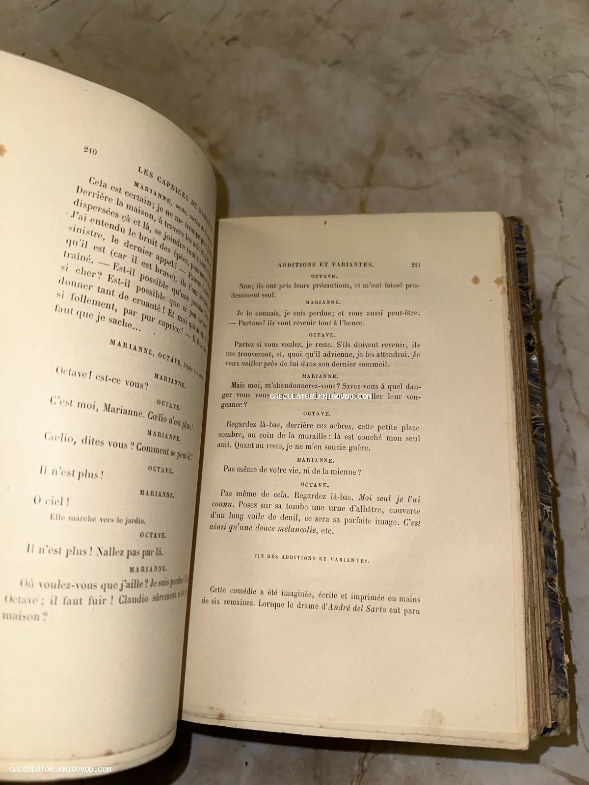 Разворот старинной книги на французском языке с текстом пьесы Les Caprices de Marianne на пожелтевшей бумаге с пятнами времени.