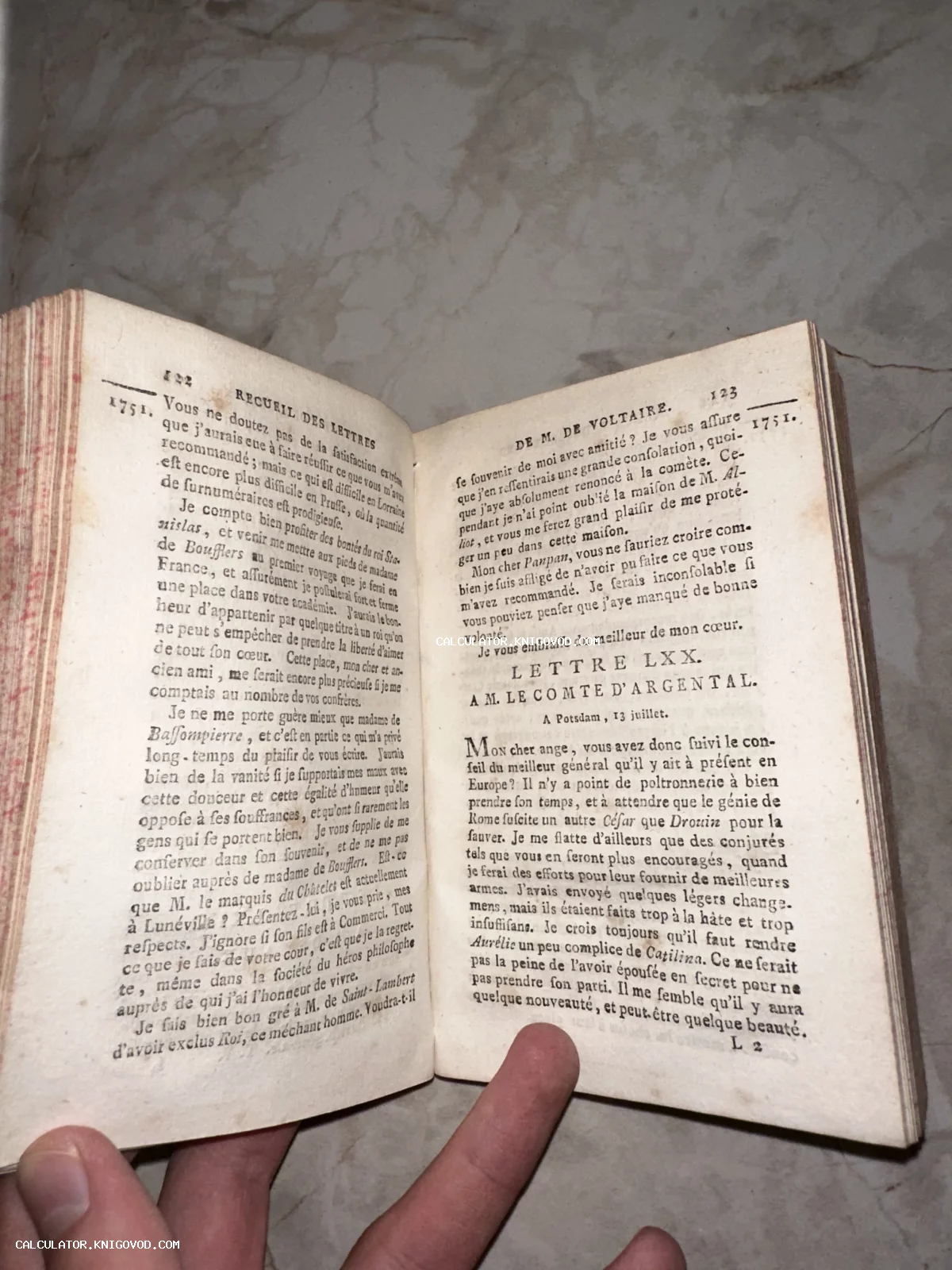 Разворот старинной книги на французском языке с текстом писем Вольтера, датированный 1751 годом.