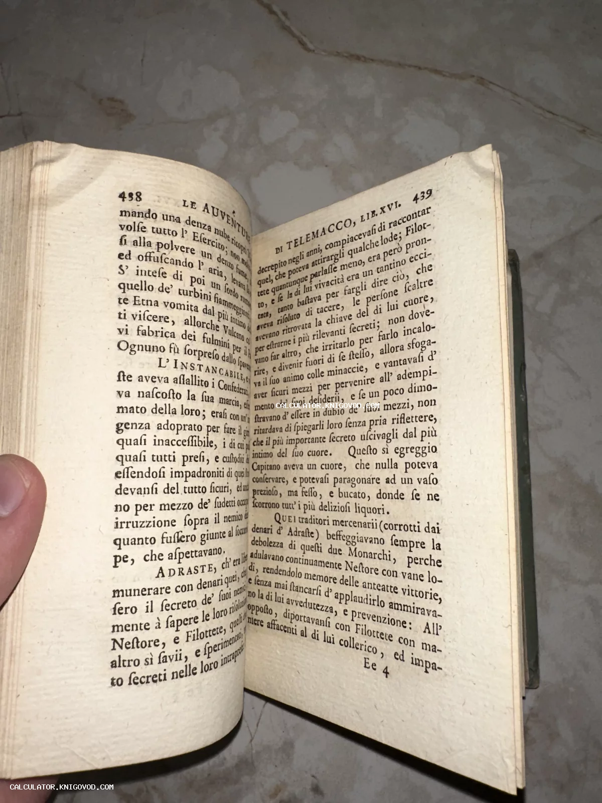 Разворот старинной книги с текстом на итальянском языке, пожелтевшие страницы, классический шрифт XVIII-XIX веков.