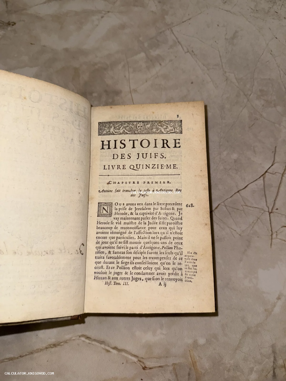 Разворот старинной французской книги XVIII века с заголовком Histoire des Juifs и декоративной гравюрной виньеткой.