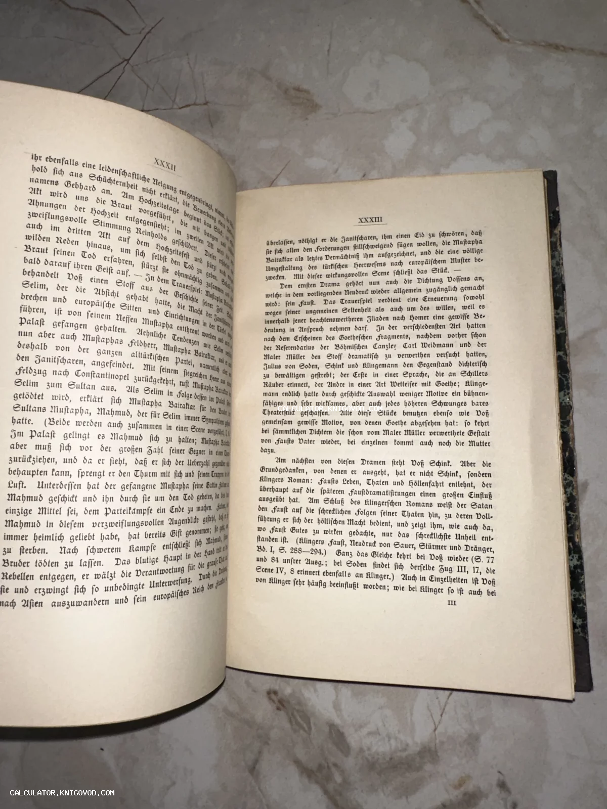 Разворот антикварной книги на немецком языке с текстом, напечатанным шрифтом фрактура.