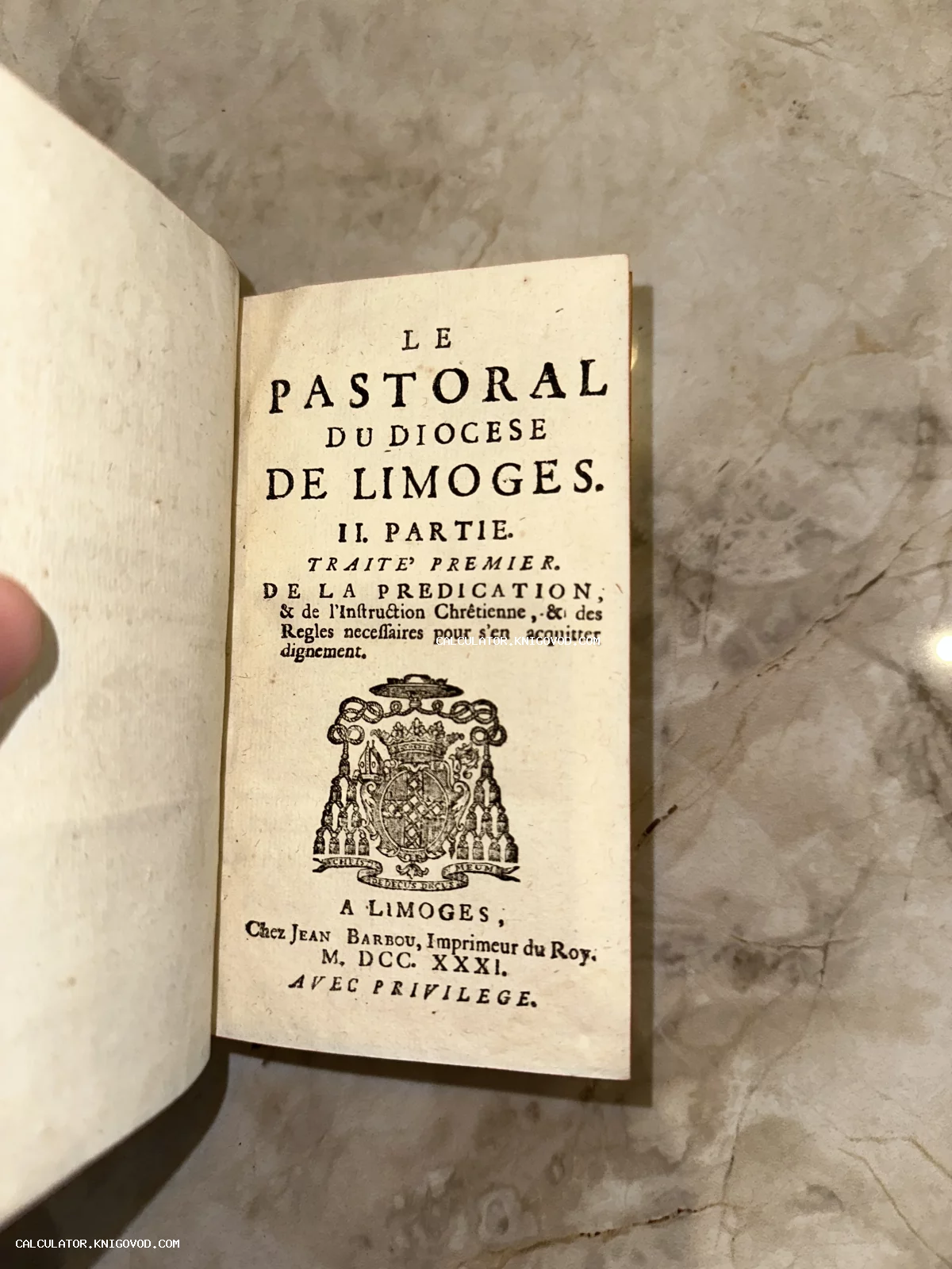 Титульный лист старинной французской книги 1731 года с гербом Лиможской епархии на фоне мрамора.