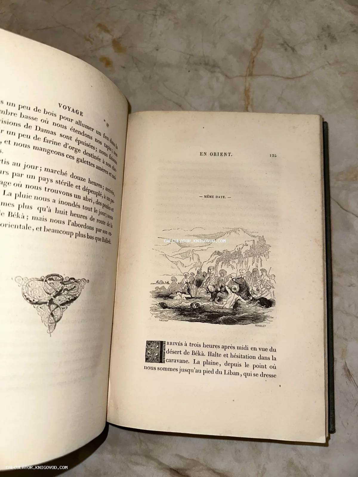 Разворот старинной французской книги с текстом и гравюрой, изображающей караван в пустыне у подножия гор Ливана.