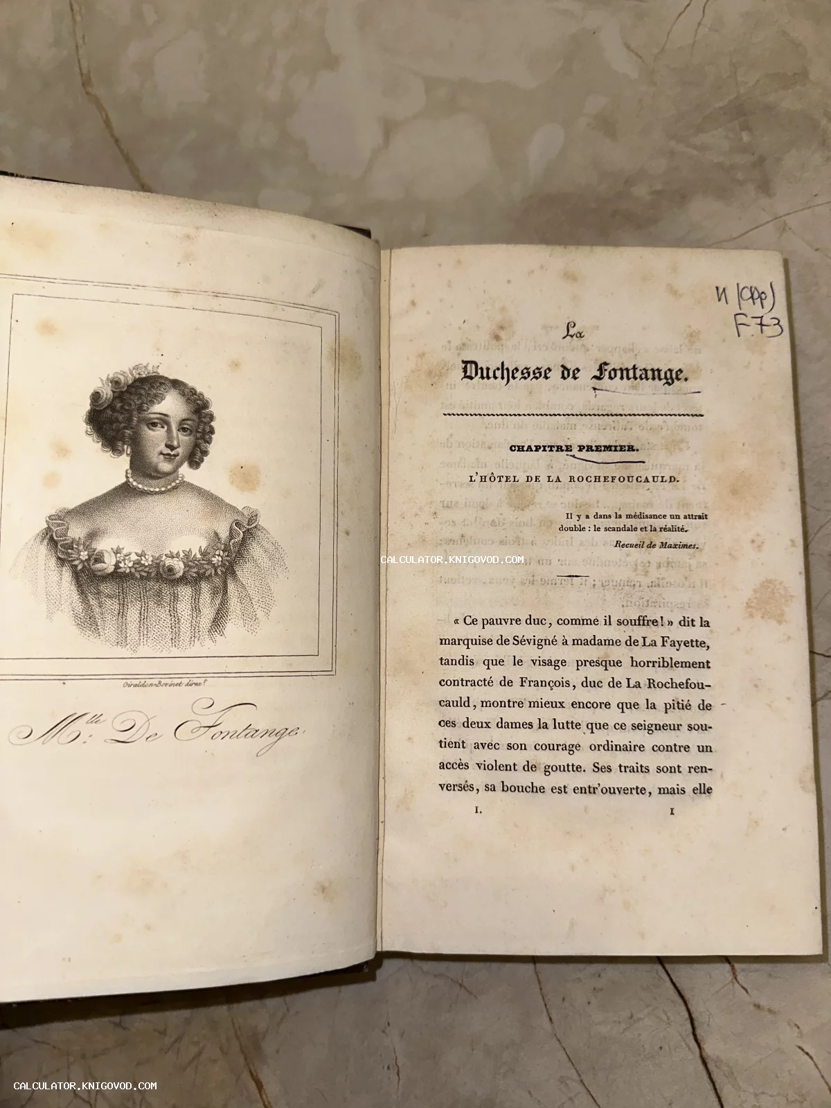 Разворот антикварной книги на французском языке с гравированным портретом мадемуазель де Фонтанж.
