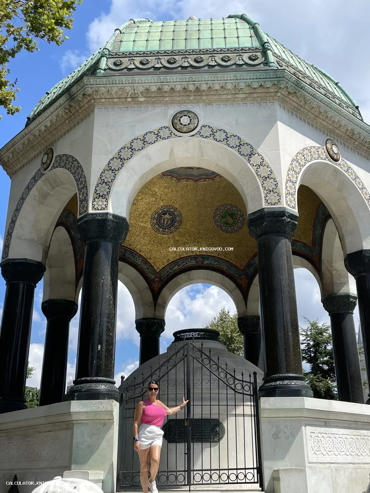 Восьмигранный павильон Немецкого фонтана с золотой мозаикой на внутреннем своде купола и черными мраморными колоннами.