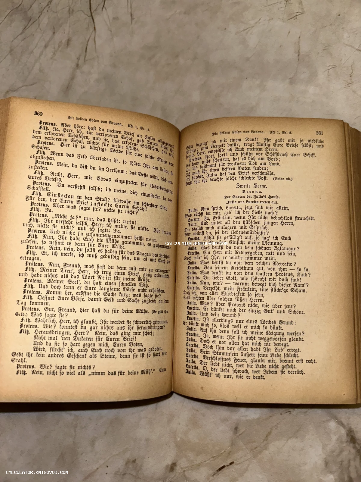 Разворот открытой антикварной книги с готическим шрифтом, текст пьесы «Два веронца» на немецком языке.