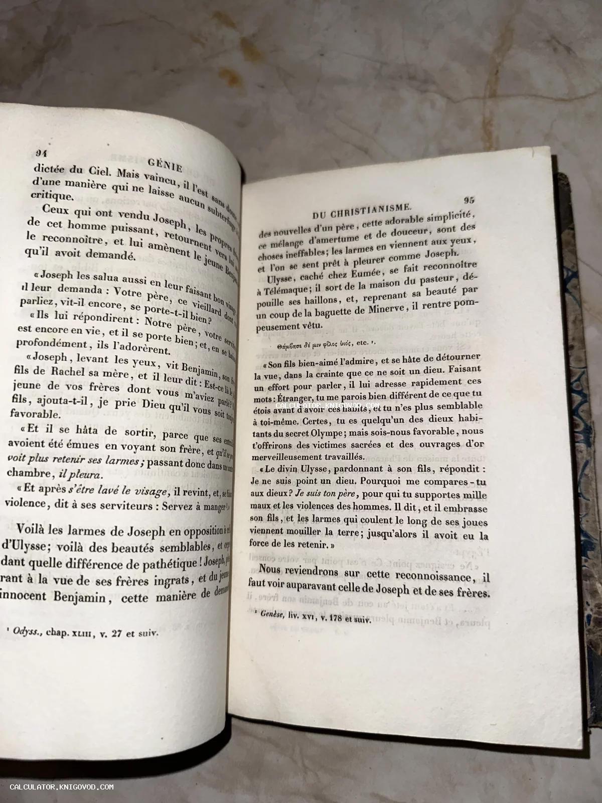Разворот старинной книги на французском языке с заголовком Génie du Christianisme на пожелтевших страницах.