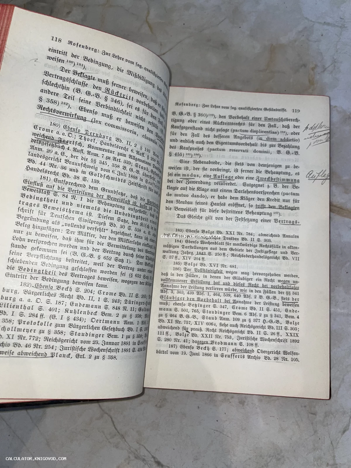 Разворот антикварной книги на немецком языке с текстом, напечатанным фрактурой, и рукописными пометками на полях.