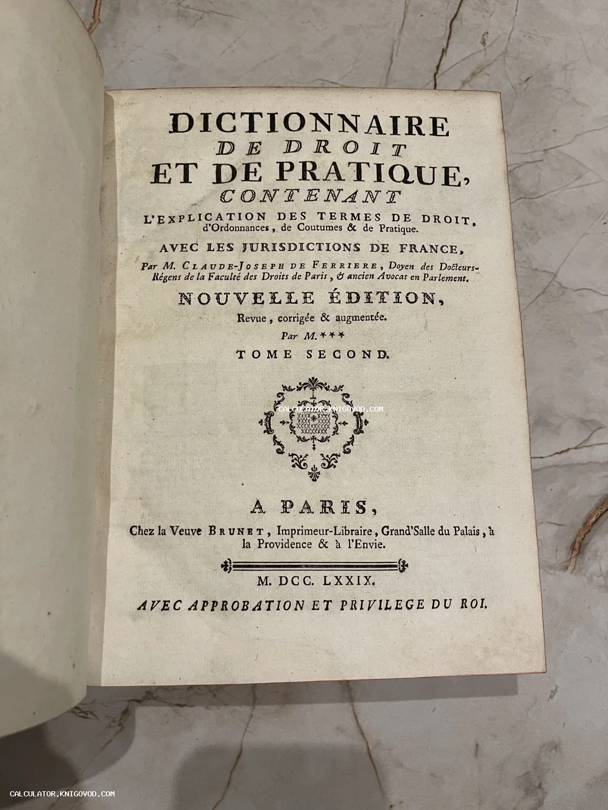 Титульный лист старинной книги 'Dictionnaire de Droit et de Pratique' на французском языке, изданной в Париже в 1779 году.