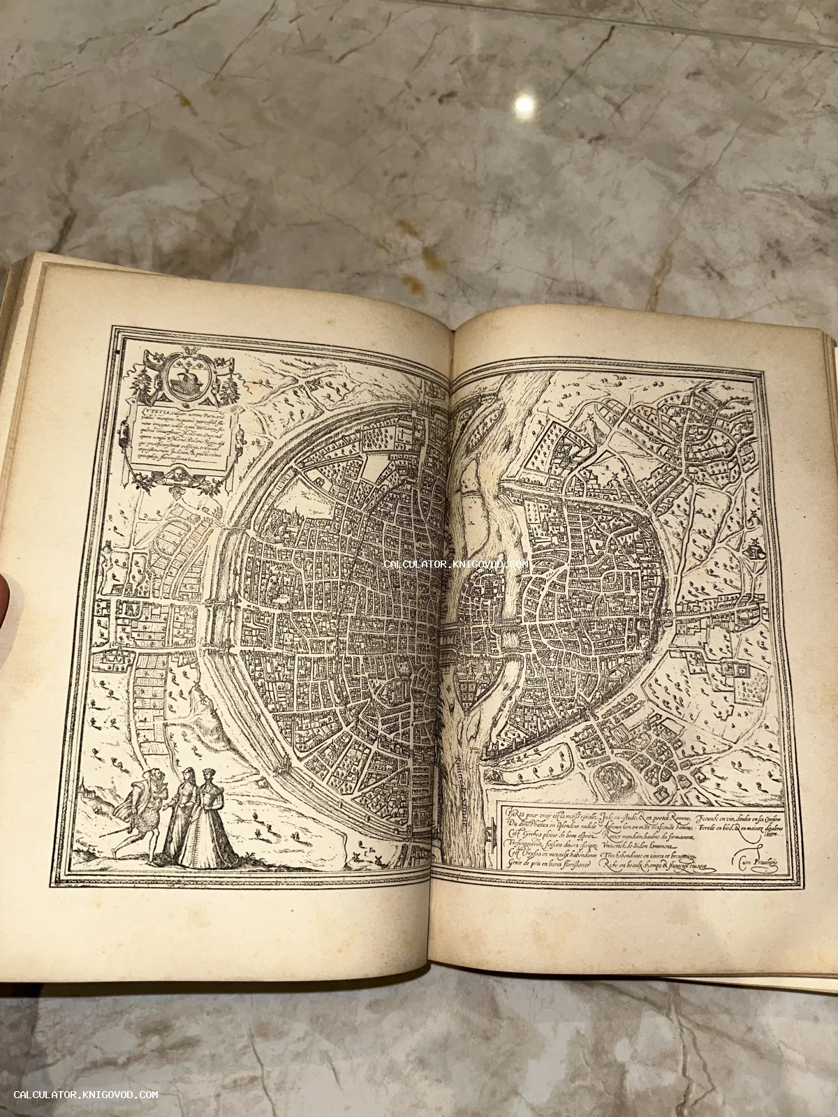 Разворот старинной книги с детальной гравированной картой средневекового Парижа круглой формы с рекой Сеной и картушем.