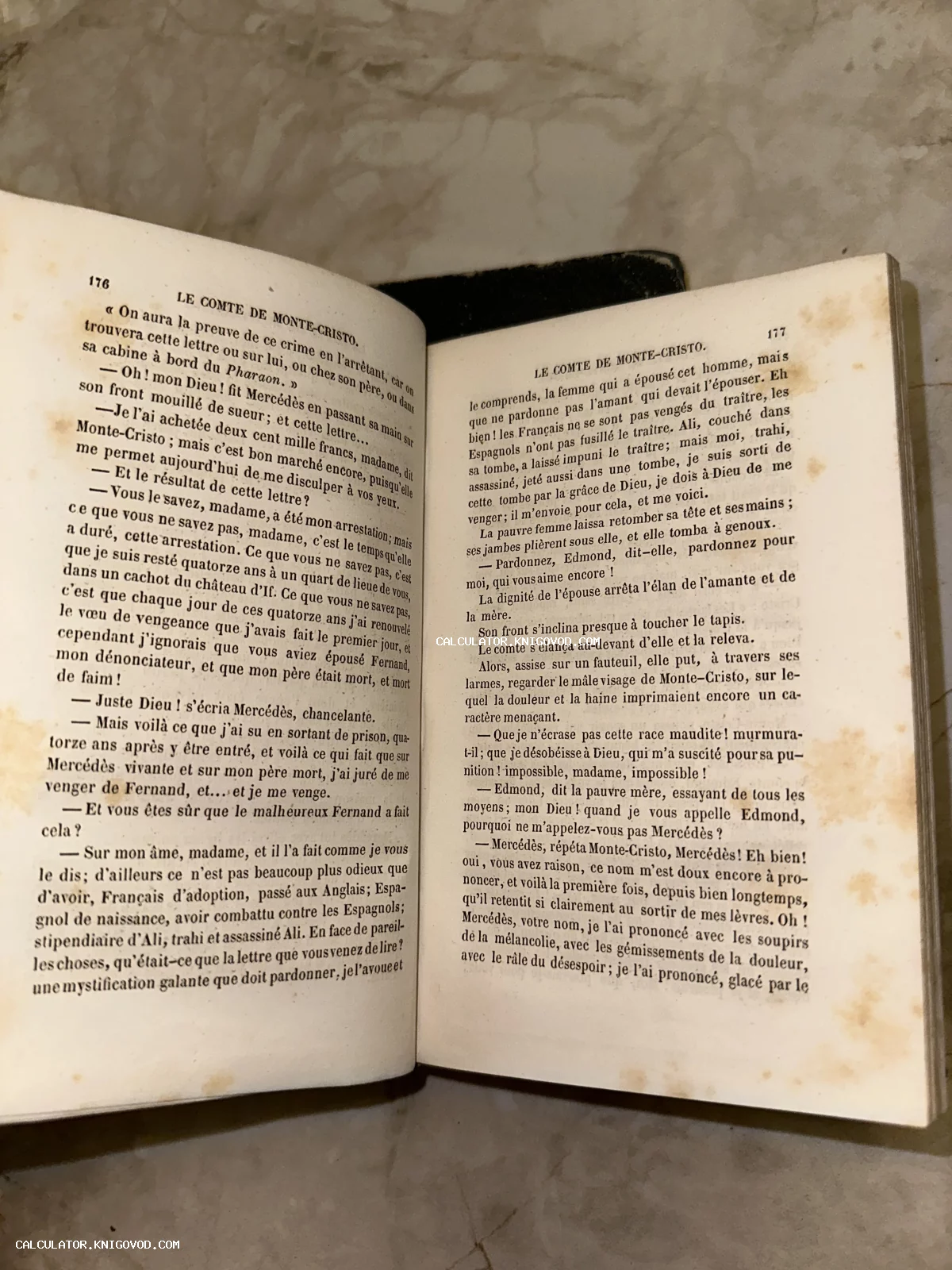 Разворот старинной книги Александра Дюма «Граф Монте-Кристо» на французском языке с пожелтевшими страницами и следами времени.