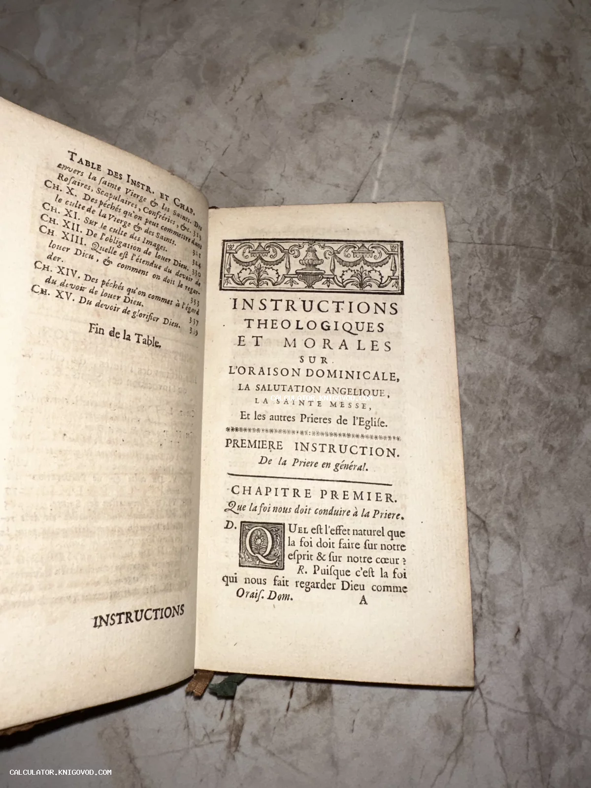 Разворот старинной французской книги XVIII века с текстом Instructions Théologiques et Morales, украшенный декоративной виньеткой и буквицей.