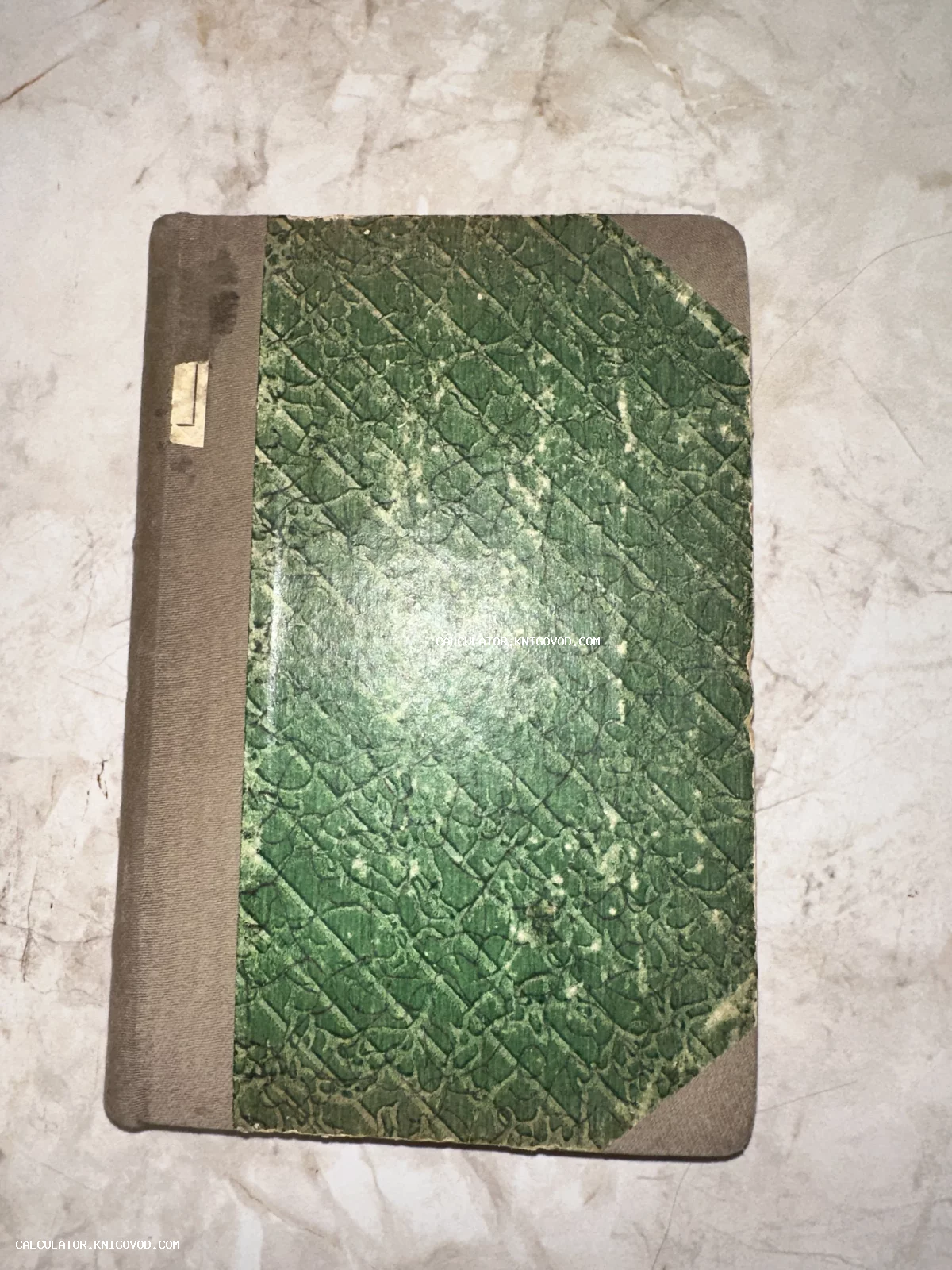 Старинная книга или папка в полутканевом переплете с зеленой бумагой, имитирующей кожу с тиснением.