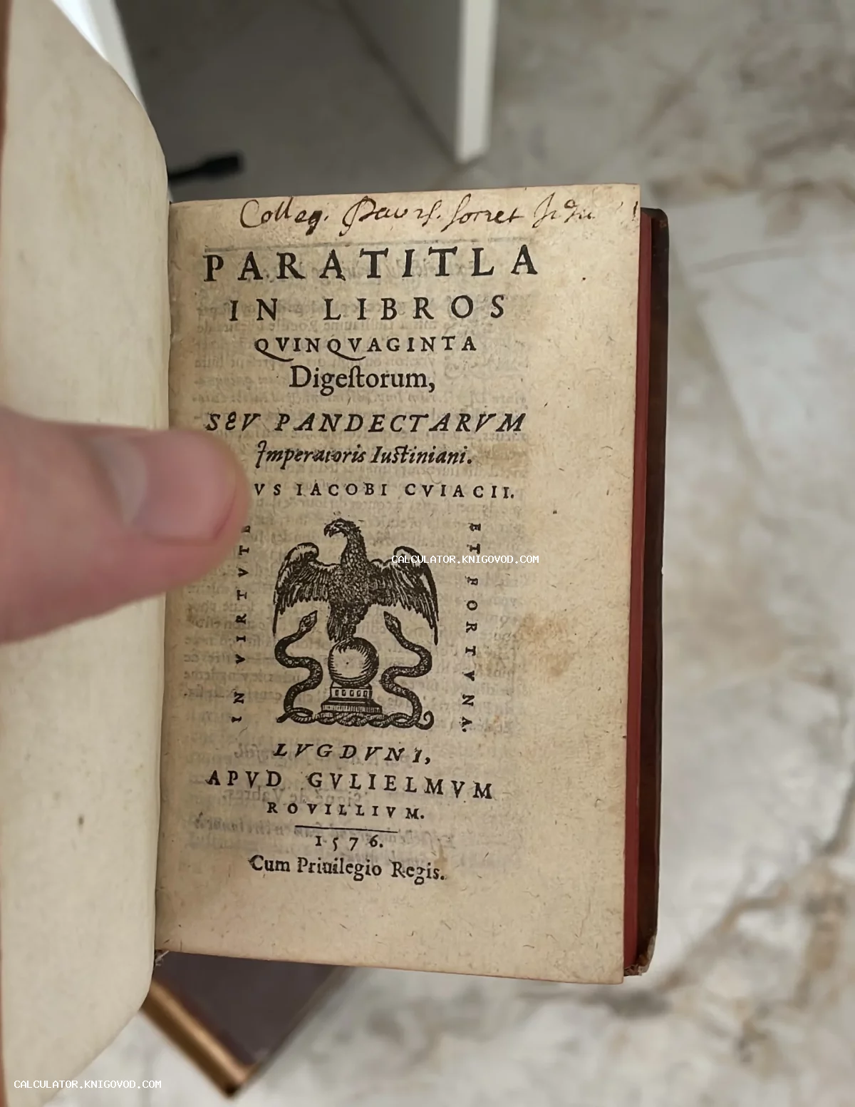 Титульный лист старинной книги 1576 года на латыни с типографской маркой и рукописными пометками.