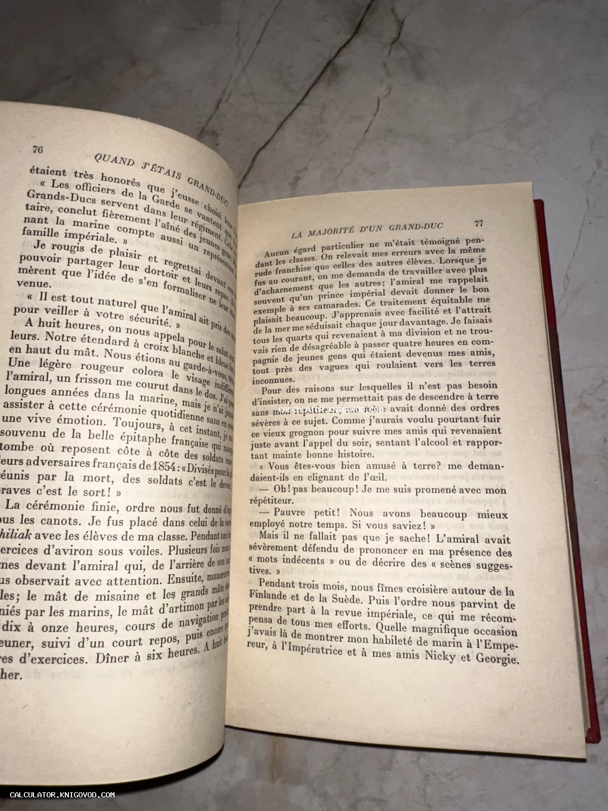 Разворот антикварной книги Quand j'étais Grand-Duc на французском языке с пожелтевшими страницами.