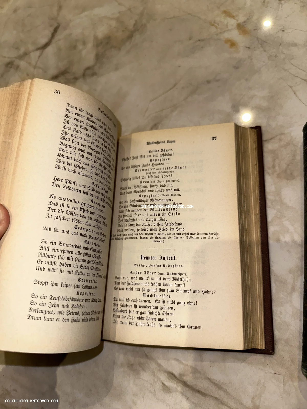 Разворот старинной книги со страницами 36-37, напечатанными готическим шрифтом на немецком языке, на мраморном фоне.