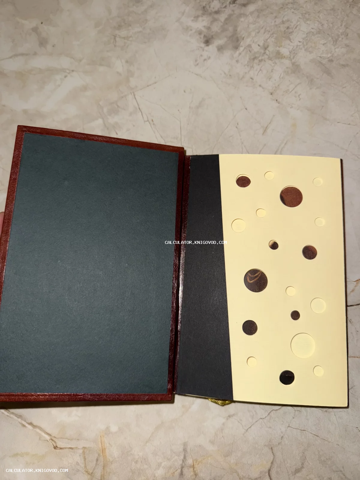 Разворот открытой книги в кожаном переплете с декоративной перфорацией на форзаце
