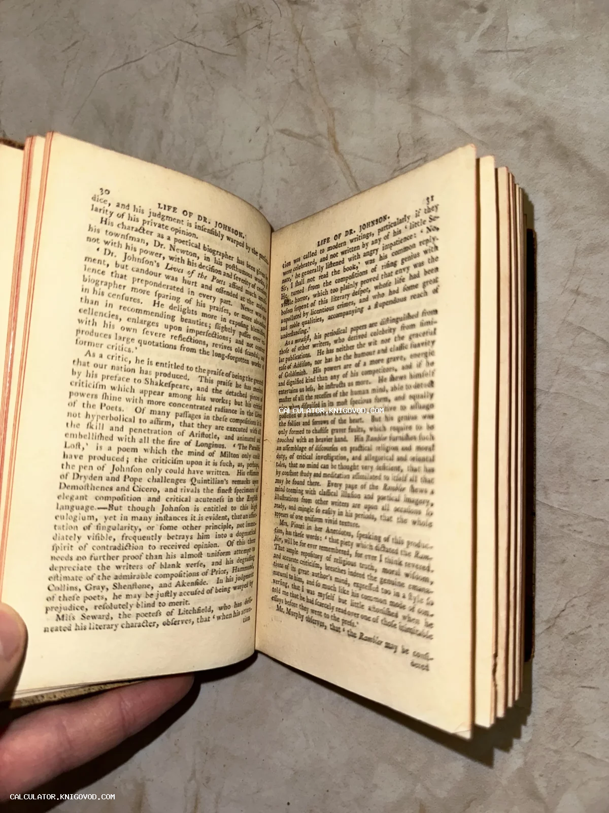 Открытый разворот антикварной книги на английском языке с заголовком Life of Dr. Johnson на пожелтевшей бумаге.