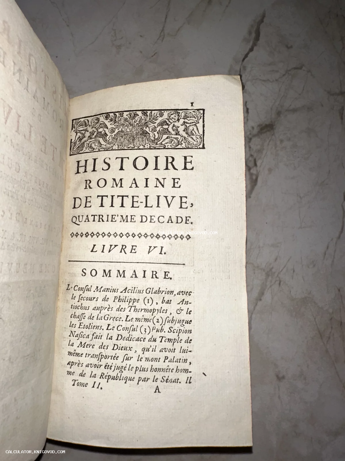 Разворот старинной книги на французском языке с заголовком Histoire Romaine de Tite-Live и гравированной виньеткой с путти.