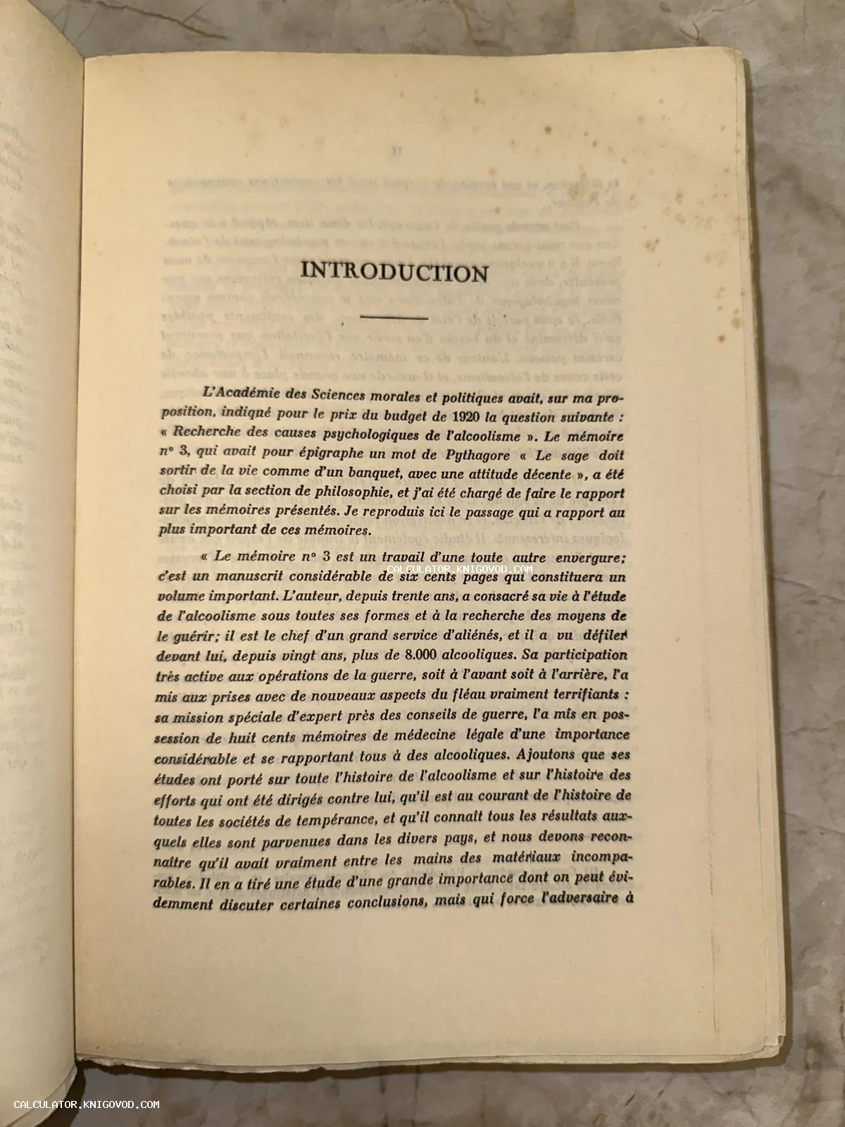 Разворот старинной книги на французском языке с заголовком INTRODUCTION и типографским текстом о психологических исследованиях.